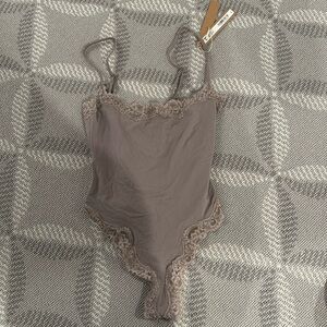 SKIMS fits everybody lace cami bodysuit size xxs new with tags never never worn